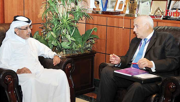 مع السيد ايفيريت دينيس العميد والرئيس التنفيذي لجامعة نورث ويسترن في قطر الرئيسية