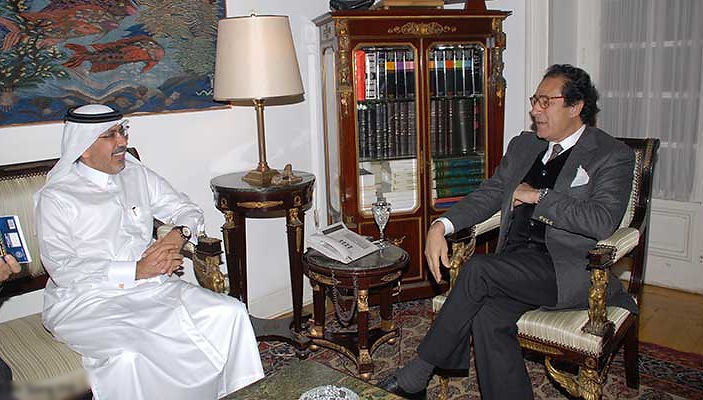 مع السيد فاروق حسني، وزير الثقافة المصري، القاهرة يناير 2009 2 الرئيسية